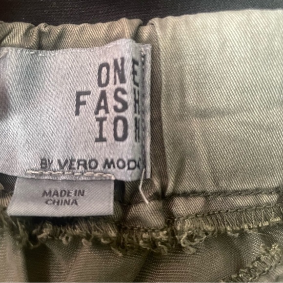 4/$20 | one Fashion by Vero Moda Green Mini Skirt - Picture 2 of 5